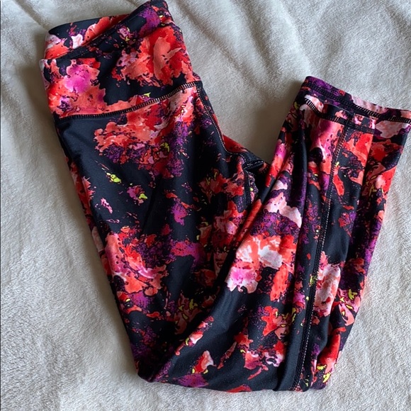 Fabletics pattern print capris - Picture 3 of 4